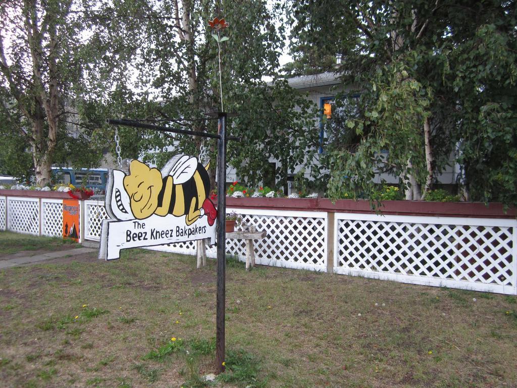 Beez Kneez Bakpakers Hostel ไวท์ฮอร์ส ภายนอก รูปภาพ
